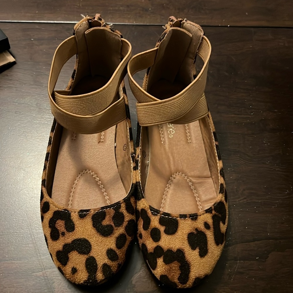 Only worn once. Great condition. Size 13 girls shoes.